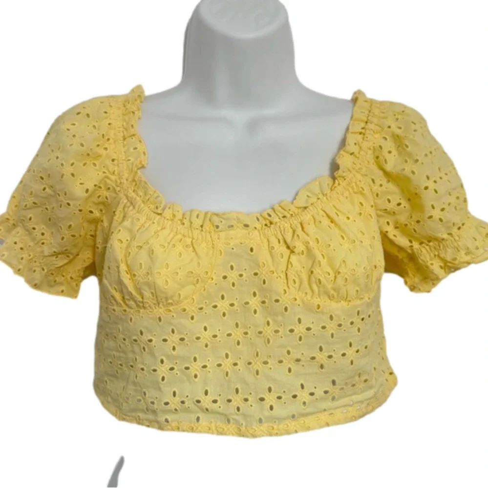 Love Tree eyelet cap sleeve cropped blouse NWT size medium - Picture 1 of 7